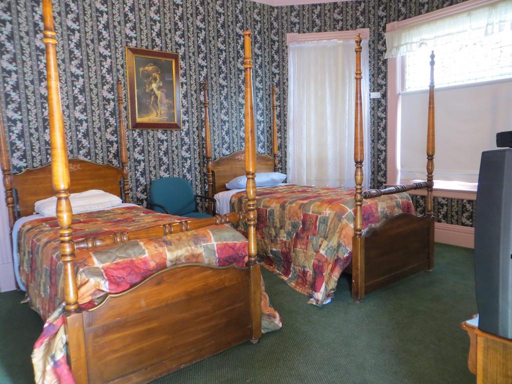 Irwin Street Inn Hanford Chambre photo